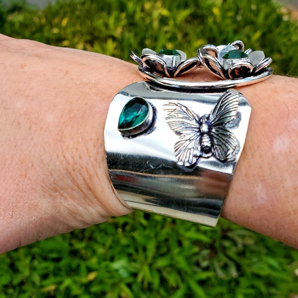 New Unique Peridot Butterflies and Flowers Silver Cuff Bracelet. - Picture 12 of 16
